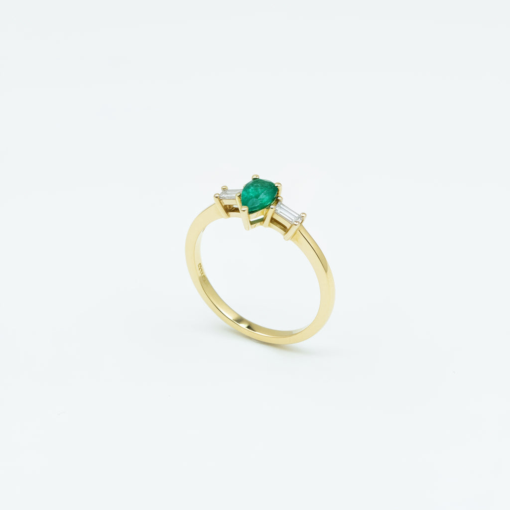 Дамски златен пръстен капка смарагд и диаманти багети 0.55 карата